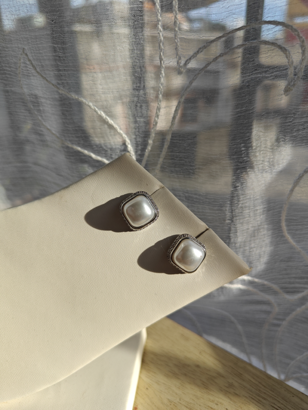 STONE PEARL STUDS GOLD