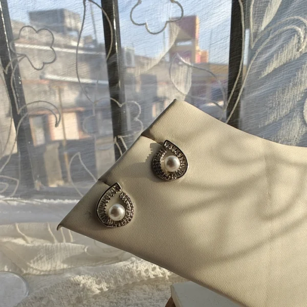 SHELL PEARL STUDS - Image 3