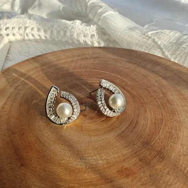 SHELL PEARL STUDS