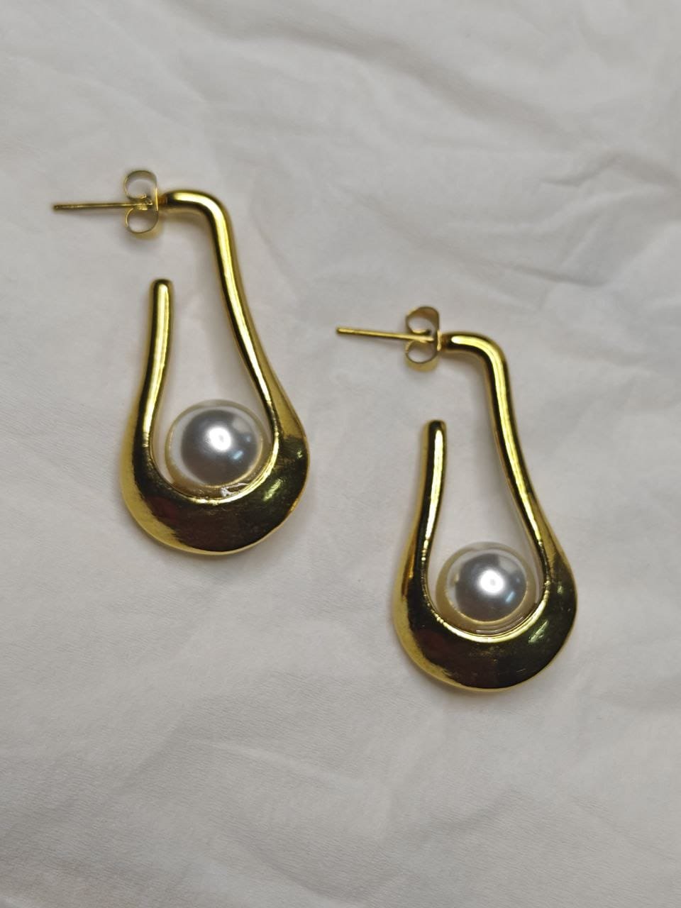 Oro Pearl Drops – Sculptural Gold Earrings with Pearl