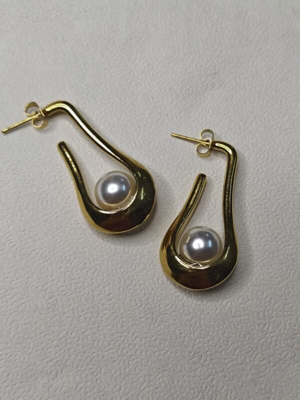 Oro Pearl Drops – Sculptural Gold Earrings with Pearl