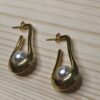 Oro Pearl Drops – Sculptural Gold Earrings with Pearl