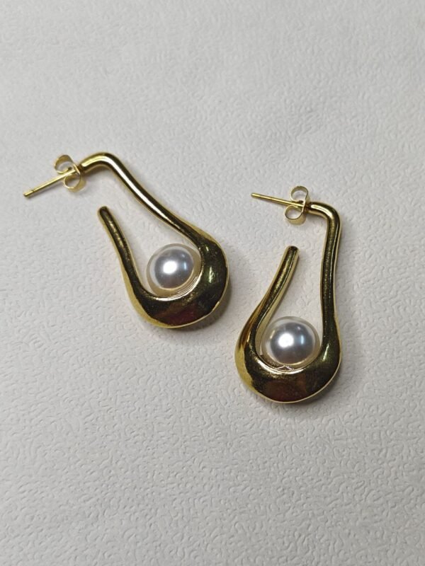 Oro Pearl Drops – Sculptural Gold Earrings with Pearl
