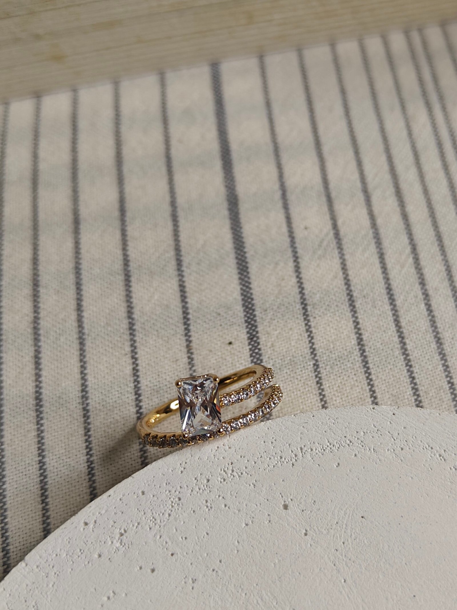 The Orbit Ring – Sculptural Gold Statement with Crystal Core