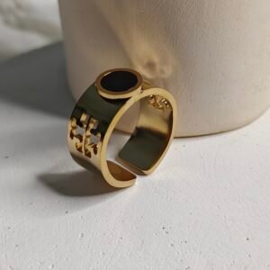 The Prism Ring – Structured Gold with Emerald-Cut Crystal