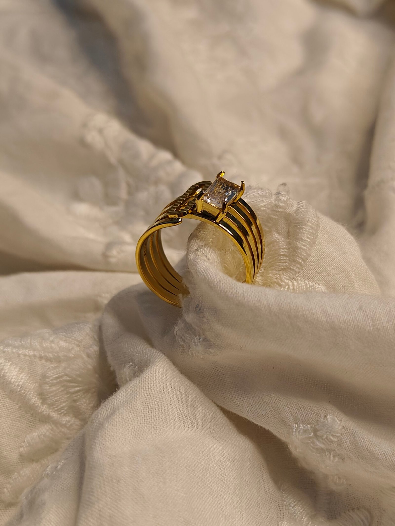 The Prism Ring – Structured Gold with Emerald-Cut Crystal